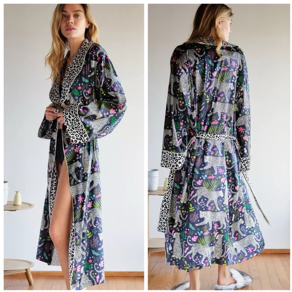 Karen Mabon Silky Snow Leopard Robe
Size Medium Anthropologie NWOT